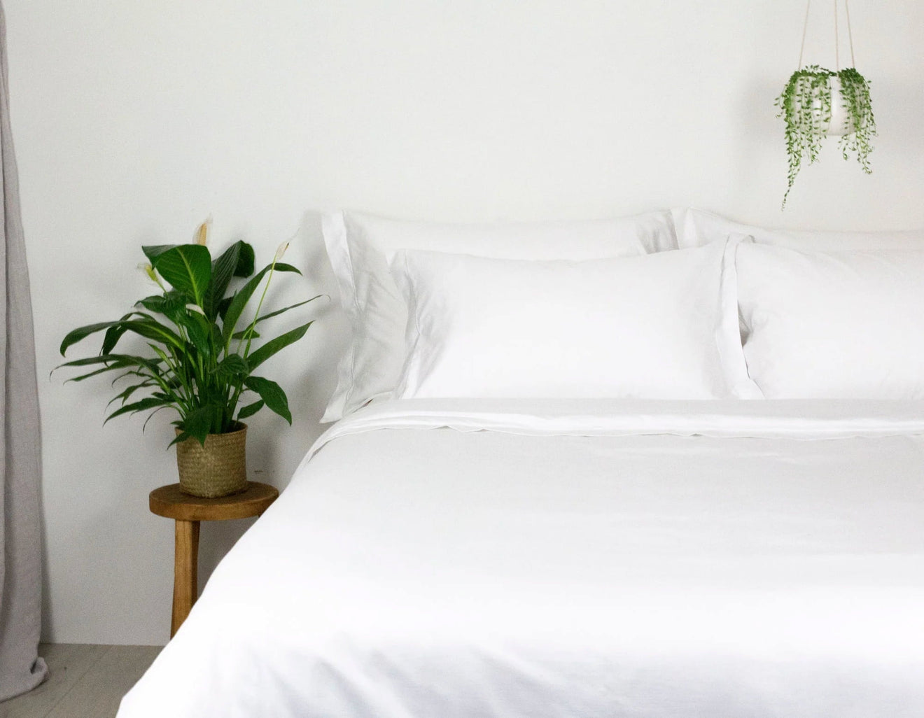 Bedroom With Bed, White Sheets and Plants | Scooms