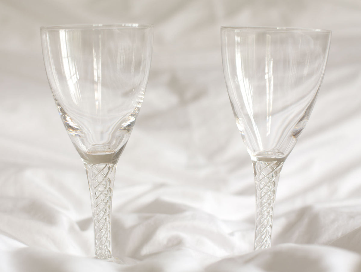 2 Wine Glasses on A Bed | Scooms