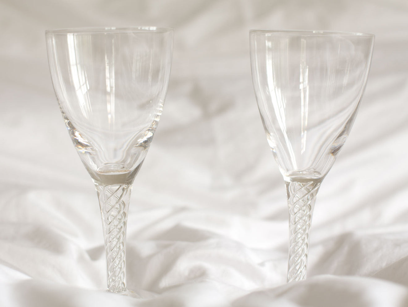 2 Wine Glasses on A Bed | Scooms