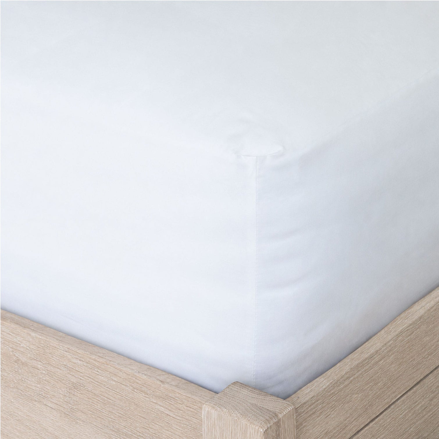 Egyptian cotton fittedsheet on a bed, showing the corner detail. Scooms