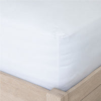 Egyptian cotton fittedsheet on a bed, showing the corner detail. Scooms