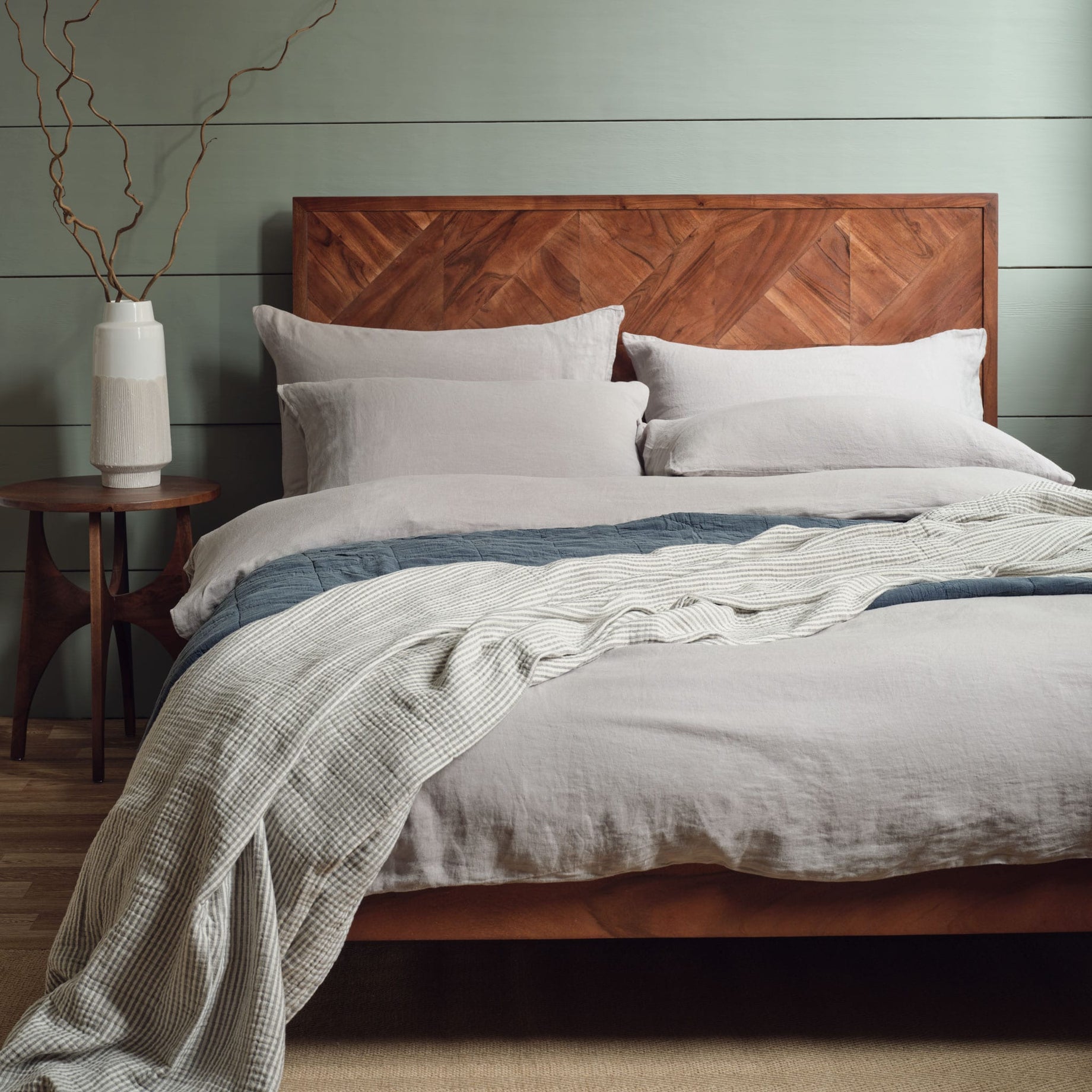 Linen bedding in grey on a bed. Scooms