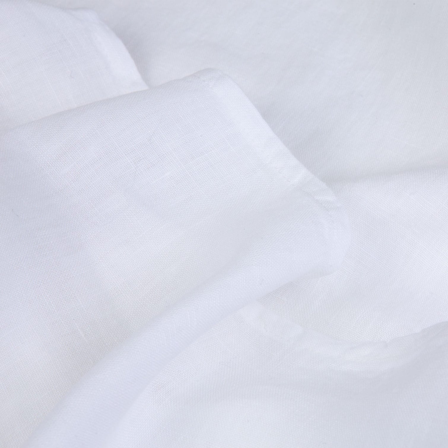 White linen sheets detail. Scooms