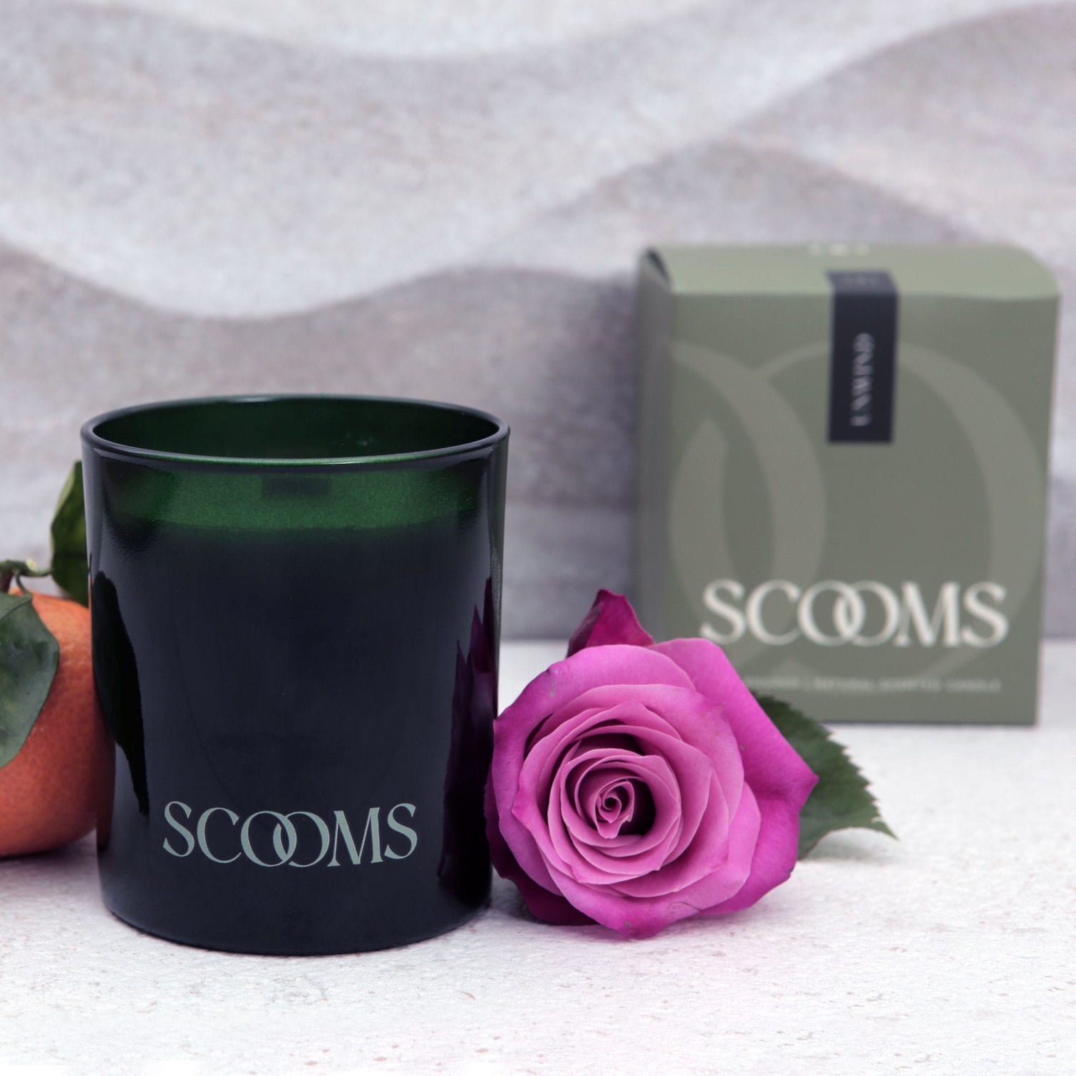 Natural scented candle in an emerald green glass jar with gift box, orange and a rose | Scooms